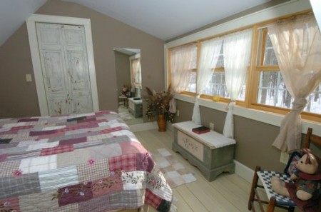 real_estate_guest_house_faiola_mcfadden_mjr_mbh_sun_14_559775812022008_t500x500 Bedroom
