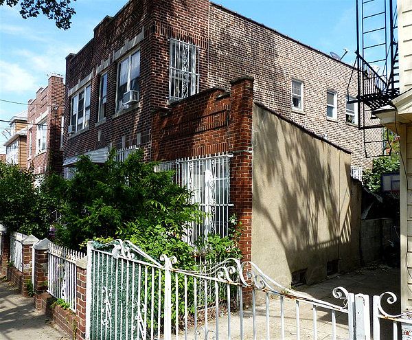 tnyh2 tiny new york house side view