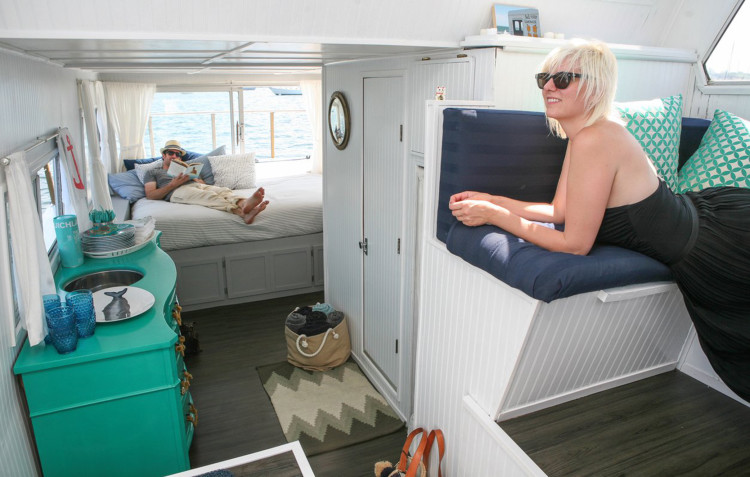 Interior of the houseboat Belafonte.