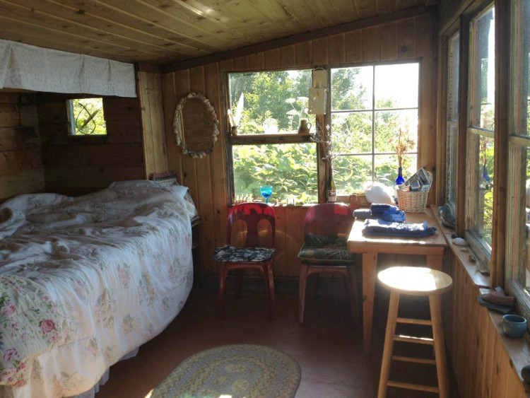 seashell-cabin-inside