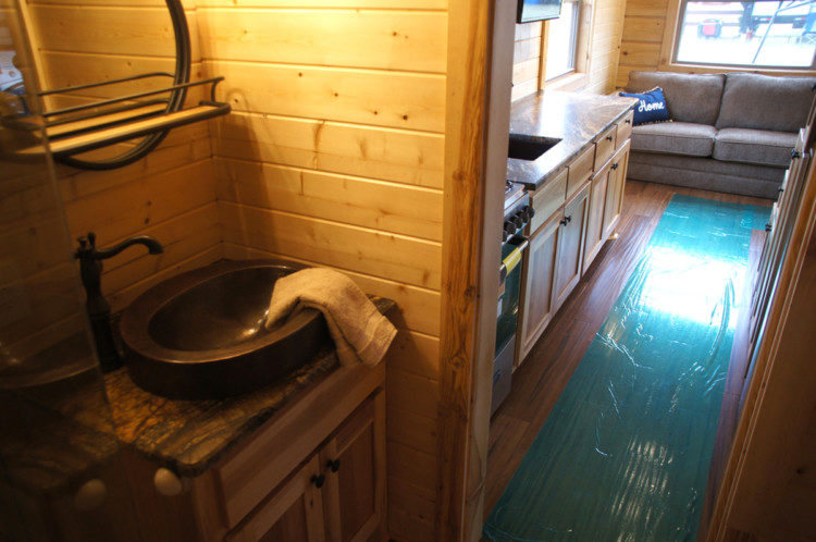 WanderHomes-tinyhouse-bath2