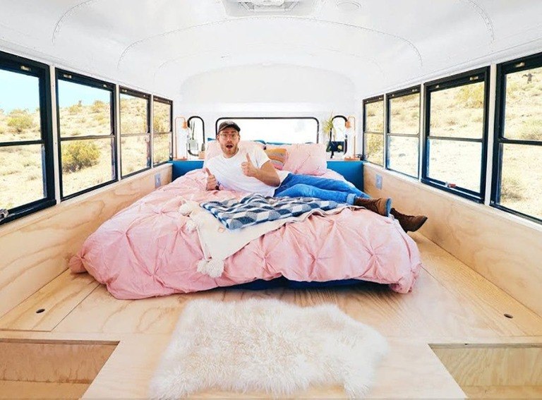 Modern Builds Tiny Bus House