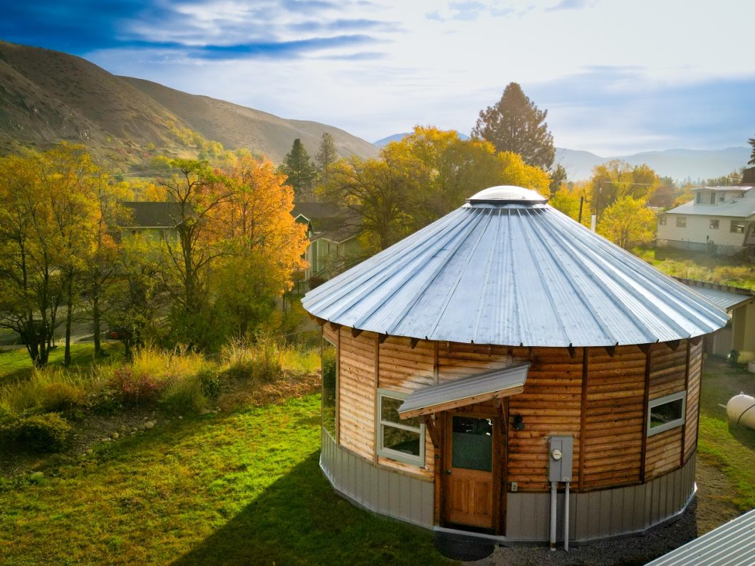 Why He Chose a Round House as a Tiny Home Alternative - Tiny House Blog, image size:1060x795