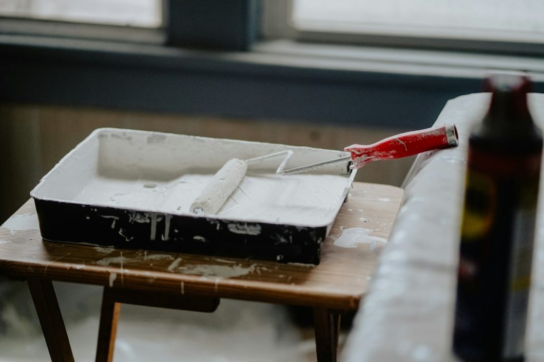 rolling paint brush and continer