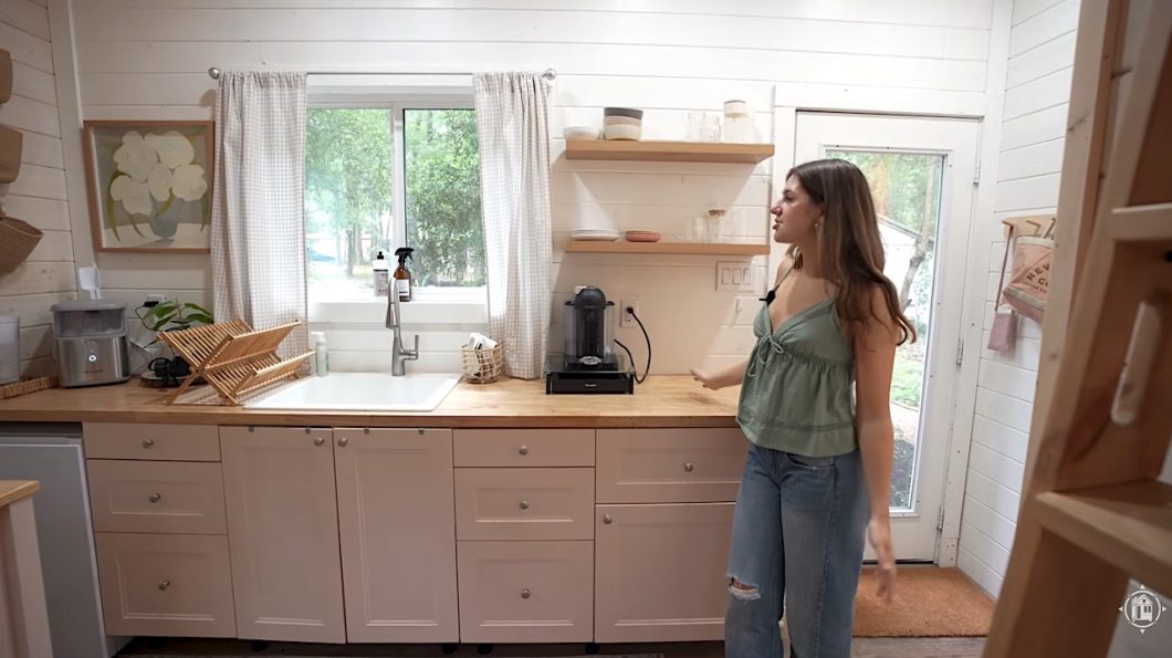 Annie's pink kitchen
